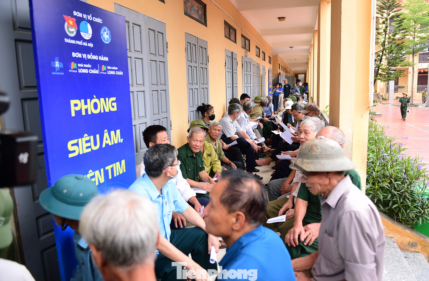 Thầy thuốc trẻ khám bệnh, tư vấn sức khoẻ cho người dân xã Dương Liễu. Ảnh: Xuân Tùng