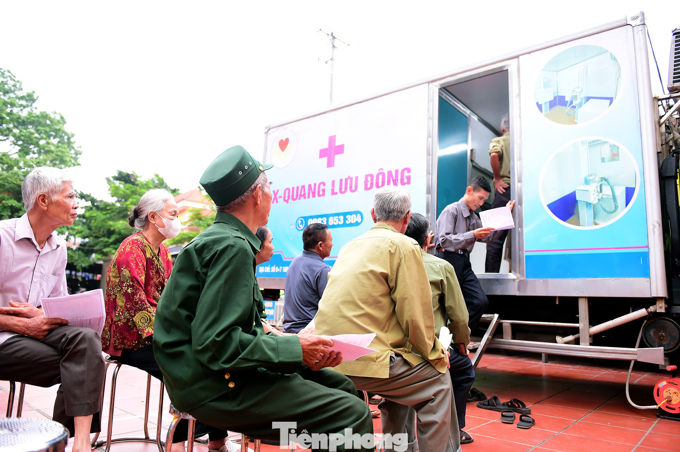 Thầy thuốc trẻ khám bệnh, tư vấn sức khoẻ cho người dân xã Dương Liễu. Ảnh: Xuân Tùng