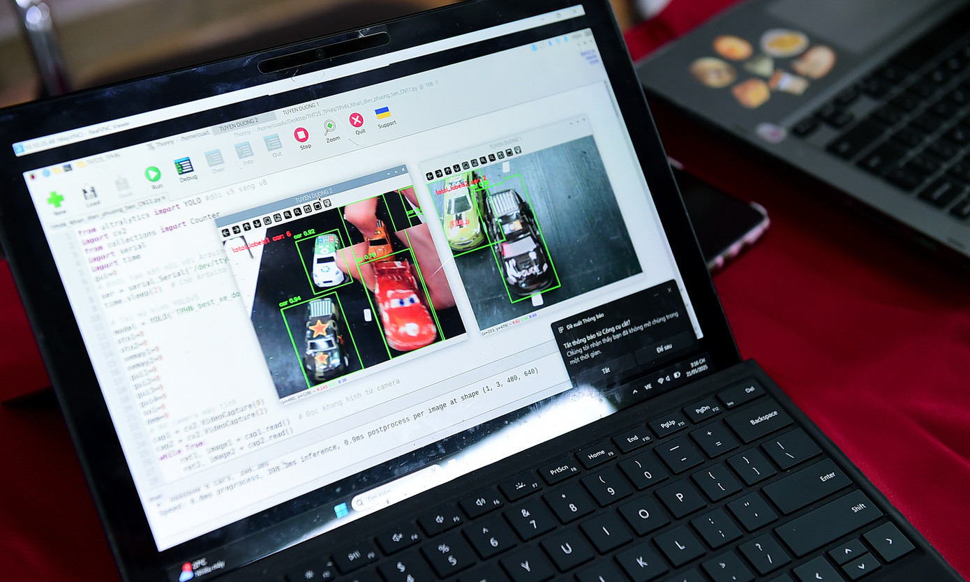 Mô hình “Giao thông xanh với AI” tích hợp công nghệ AI và YOLO. Ảnh: Xuân Tùng