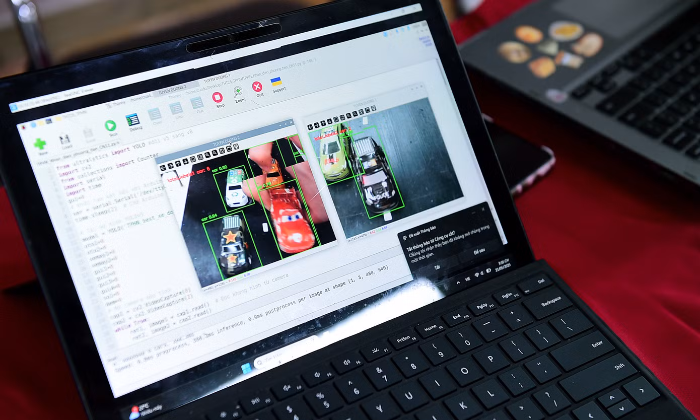 Mô hình “Giao thông xanh với AI” tích hợp công nghệ AI và YOLO. Ảnh: Xuân Tùng