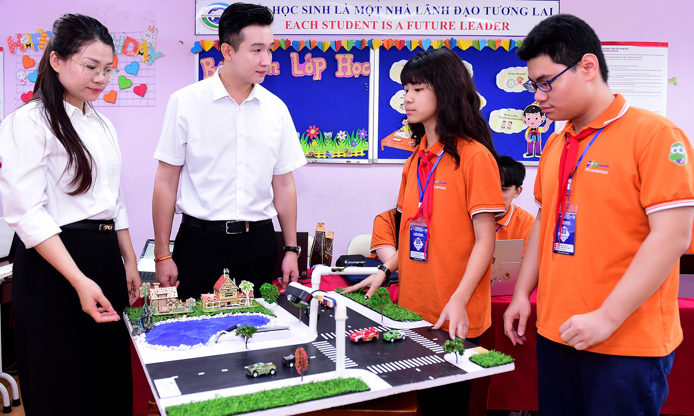 Lê Quang Thắng và Bùi Ngọc Diệp là hai trong số những nhà sáng tạo &quot;nhí&quot; tranh tài tại vòng chung kết hội thi. Ảnh: Xuân Tùng