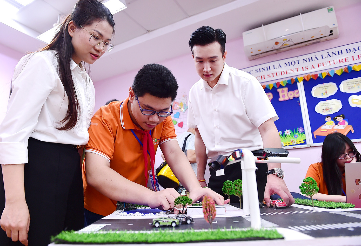 Thí sinh Lê Quang Thắng giới thiệu mô hình &quot;Giao thông xanh với AI&quot; với anh Đào Đức Việt - Phó Bí thư Thành Đoàn, Chủ tịch Hội đồng Đội Thành phố Hà Nội. Ảnh: Xuân Tùng