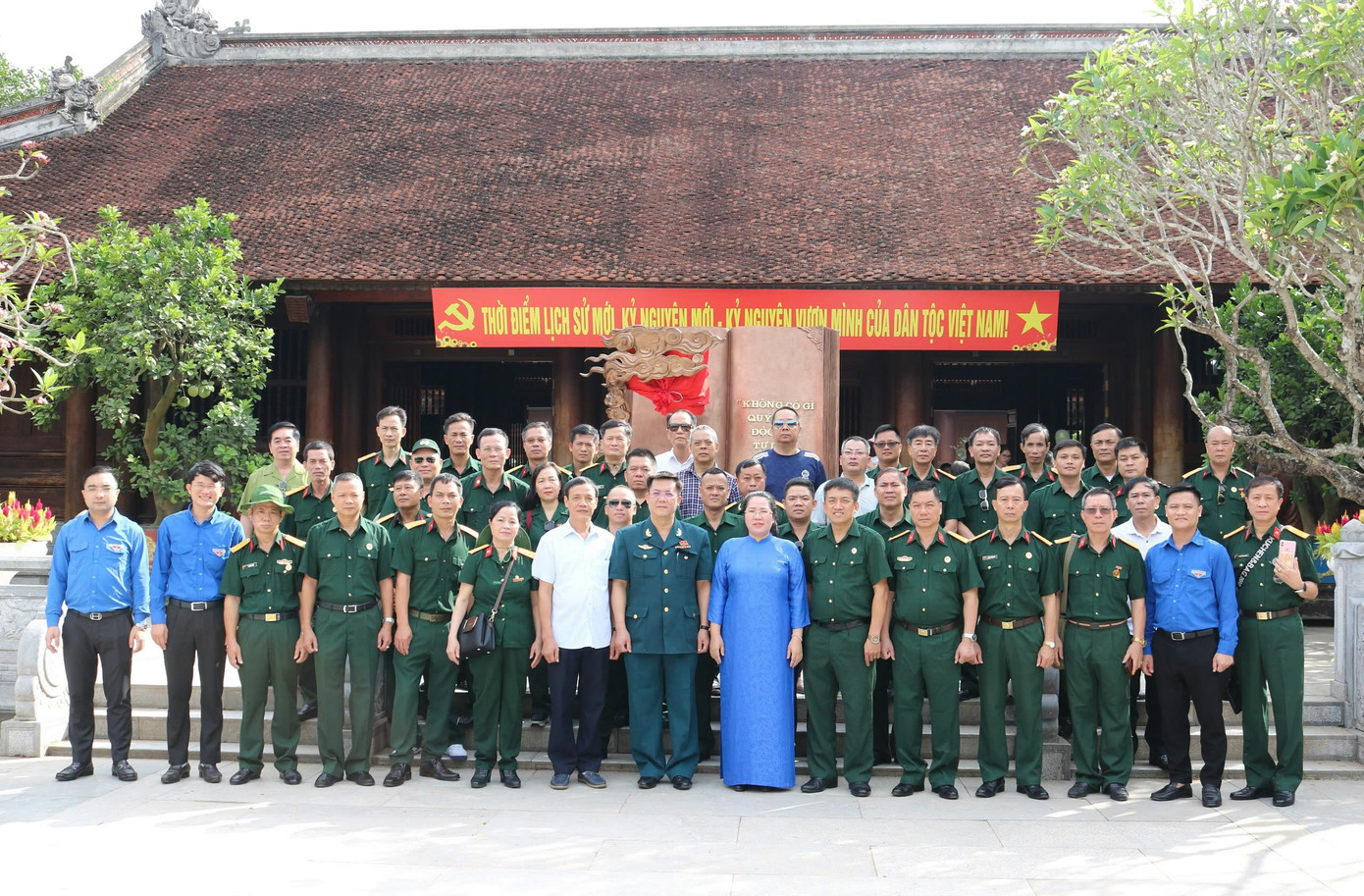 Đoàn hành trình dâng hương tưởng nhớ Chủ tịch Hồ Chí Minh tại Khu Di tích Kim Liên. Ảnh: Minh Hiển Đoàn hành trình dâng hương tưởng nhớ Chủ tịch Hồ Chí Minh tại Khu Di tích Kim Liên. Ảnh: Minh Hiển