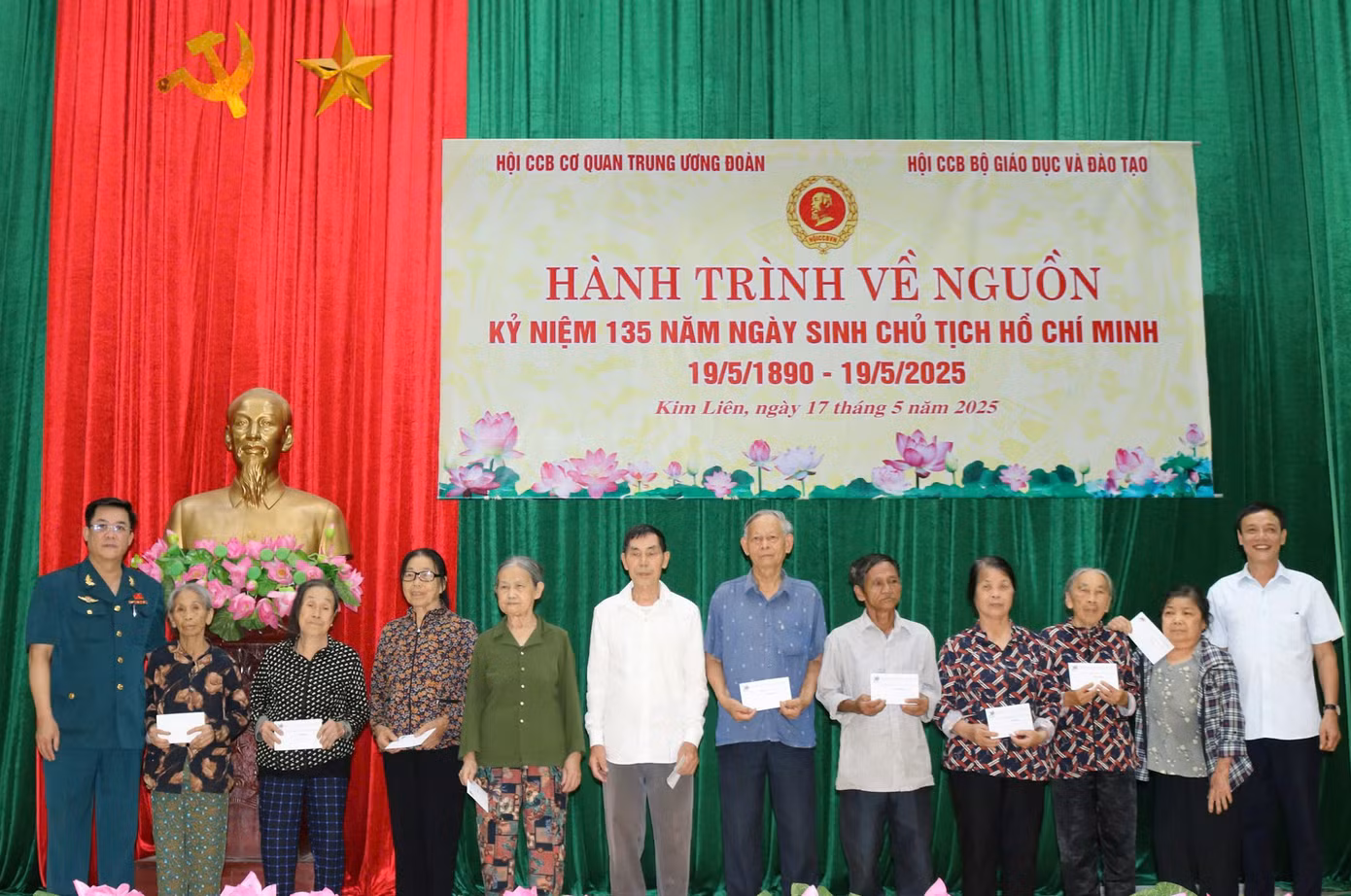 Ban Tổ chức trao tặng 20 suất quà cho các Cựu chiến binh, cựu TNXP, gia đình có công với cách mạng.