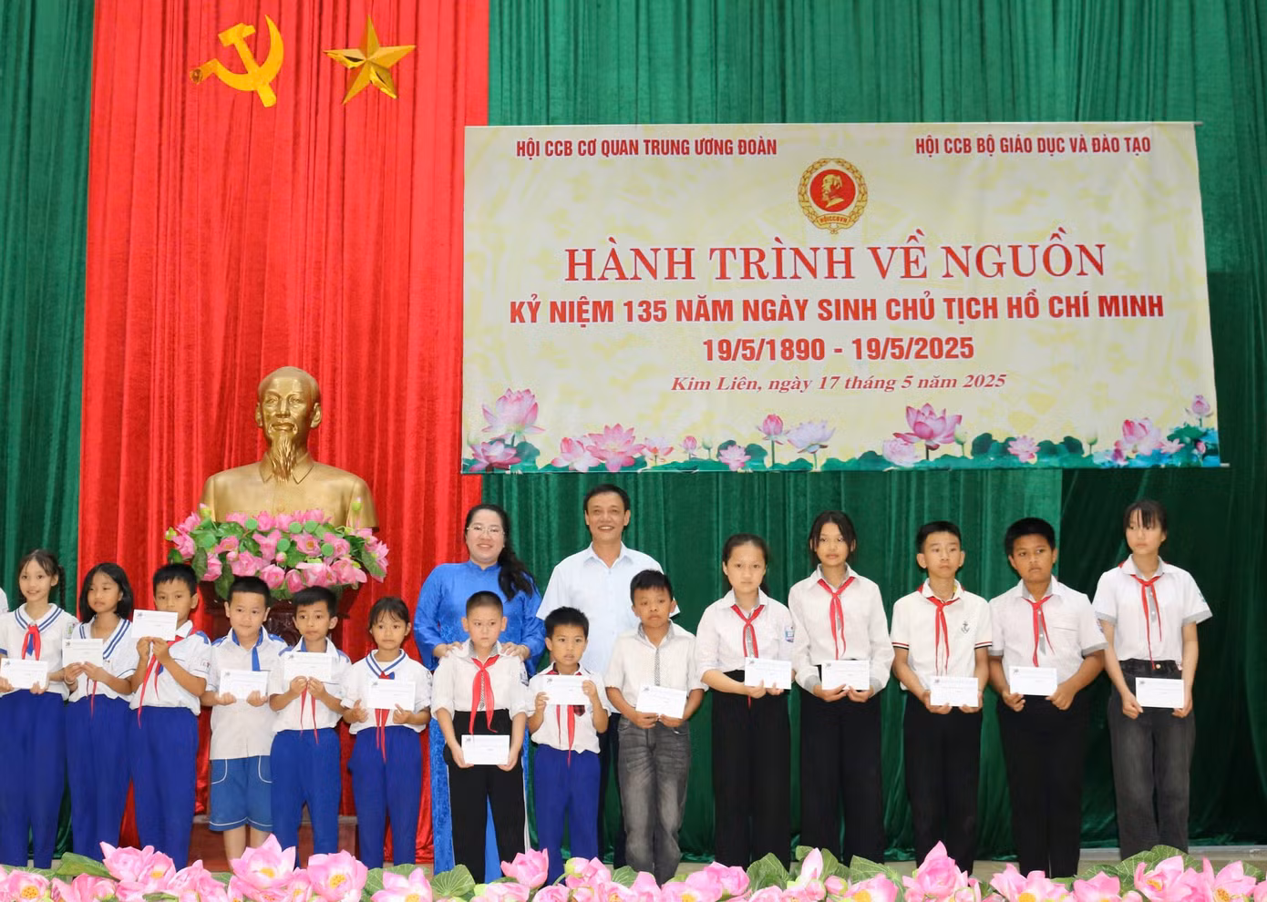 Trao tặng 30 suất học bổng cho học sinh nghèo có hoàn cảnh khó khăn. Ảnh: Minh Hiển