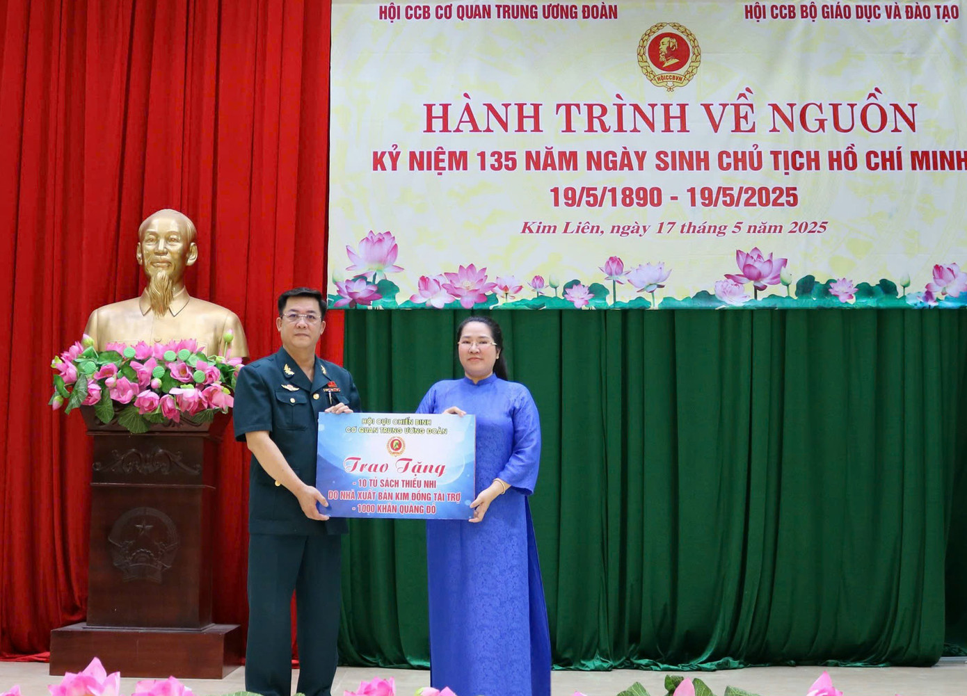 Hội Cựu chiến binh cơ quan T.Ư Đoàn trao tặng 10 tủ sách thiếu nhi và 1.000 khăn quàng đỏ. Ảnh: Minh Hiển Hội Cựu chiến binh cơ quan T.Ư Đoàn trao tặng 10 tủ sách thiếu nhi và 1.000 khăn quàng đỏ. Ảnh: Minh Hiển