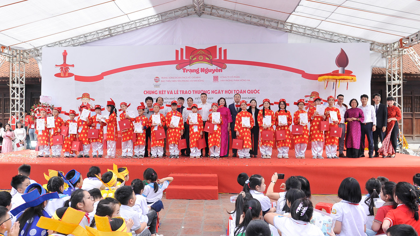Ban Tổ chức trao danh hiệu Trạng nguyên cho 18 thí sinh xuất sắc nhất tại Ngày hội.