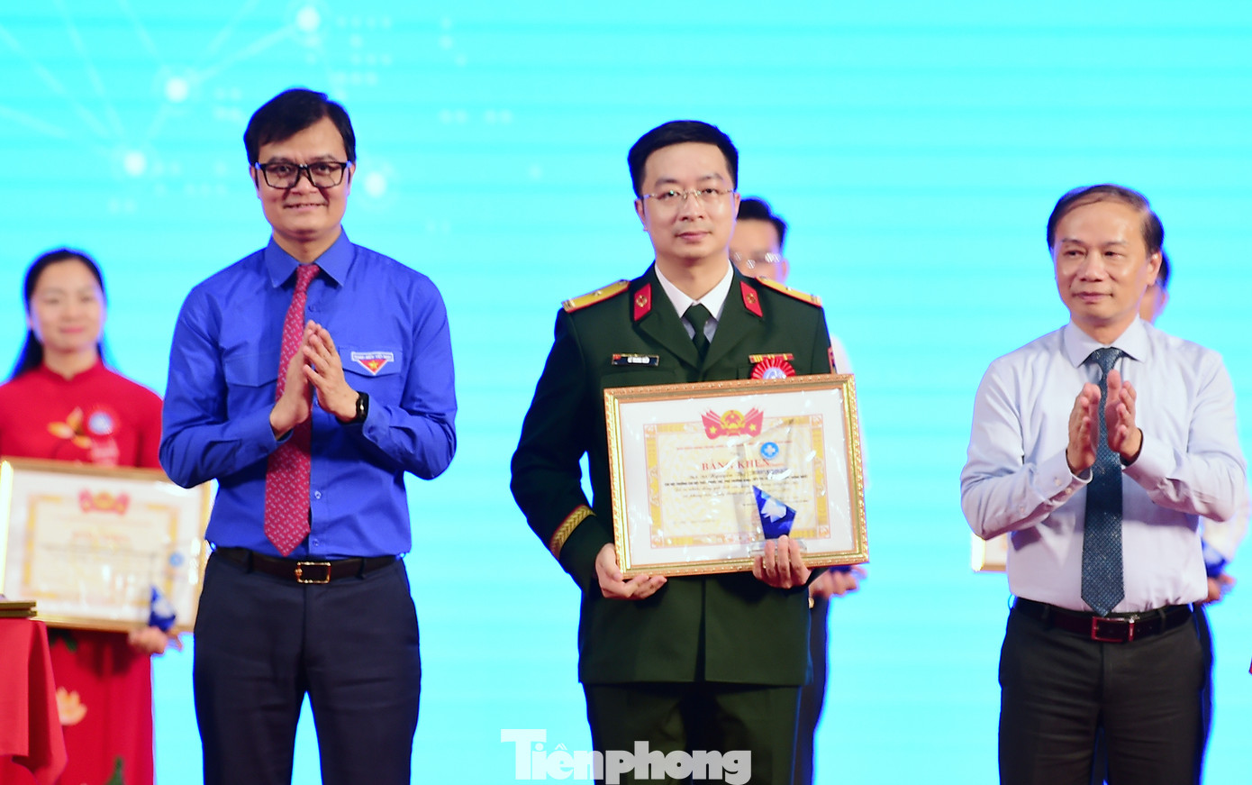 Tại chương trình, Phó Trưởng Ban Tuyên giáo và Dân vận Trung ương Phạm Tất Thắng và Bí thư thứ nhất T.Ư Đoàn Bùi Quang Huy trao tặng Bằng khen của Ban Chấp hành T.Ư Đoàn cho 10 Thầy thuốc trẻ Việt Nam tiêu biểu. Ảnh: Xuân Tùng