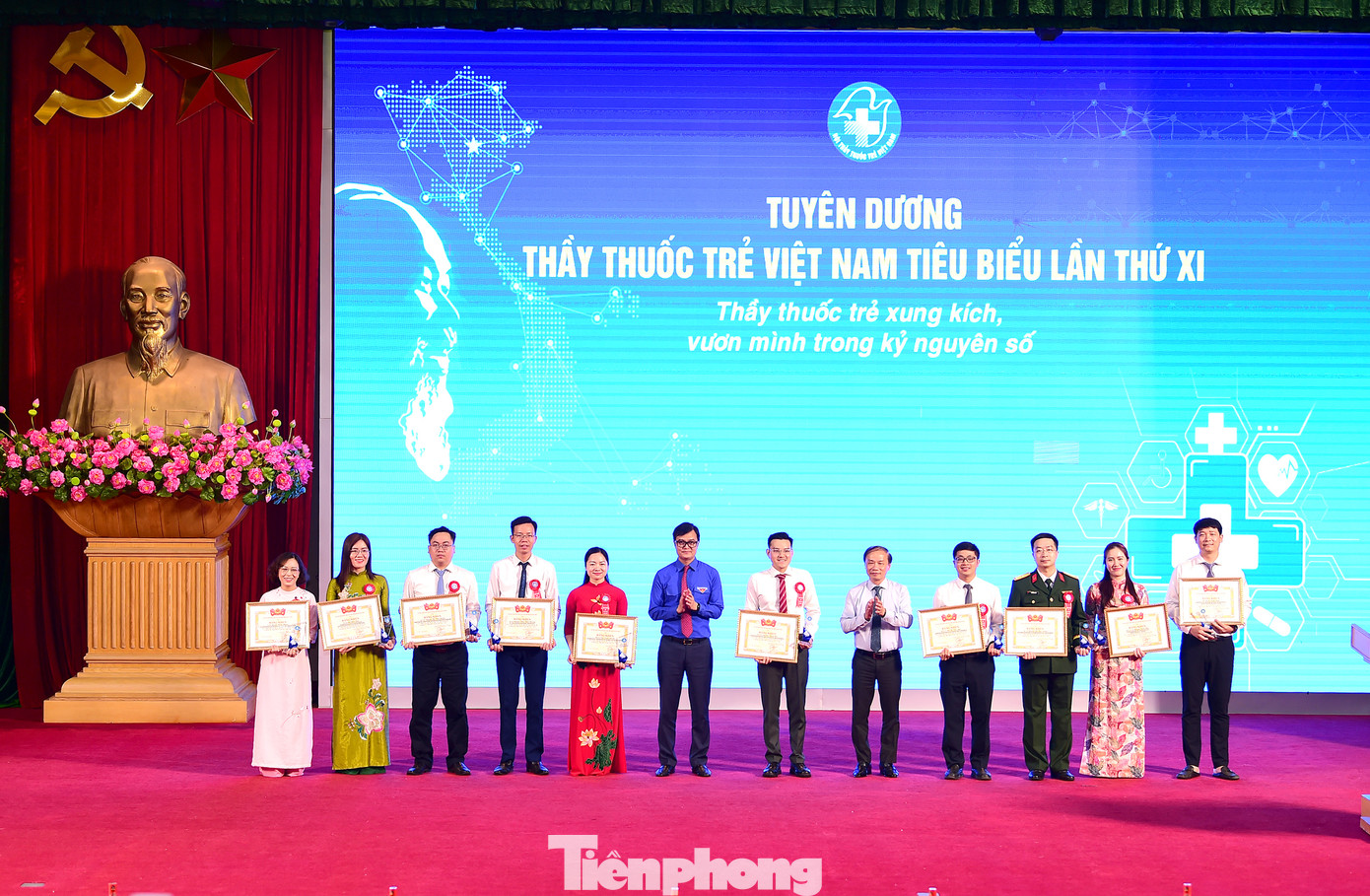 Ngày 10/5, tại Hưng Yên, Trung ương Hội Thầy thuốc trẻ Việt Nam tổ chức lễ tuyên dương Thầy thuốc trẻ Việt Nam tiêu biểu với chủ đề “Thầy thuốc trẻ xung kích, vươn mình trong kỷ nguyên số”. Các cá nhân được tuyên dương là điển hình tiêu biểu trong hoạt động y tế và đi đầu trong đổi mới sáng tạo, áp dụng công nghệ, chuyển đổi số trong hoạt động chuyên môn và tình nguyện.