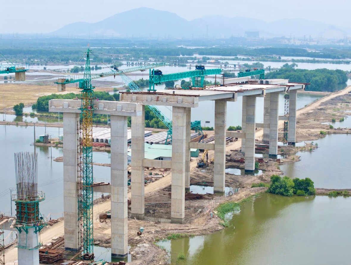 Trong đó, gói thầu số 38 từ đầu tuyến đến trụ T36-T37 nhà thầu đã hoàn thành 100% cọc bê tông cốt thép, cọc khoan nhồi, modul tường chắn và thi công xong 26 trụ/mố cầu. Trên công trường, các nhịp cầu đã dần lộ diện với 11/37 nhịp SuperT được lắp đặt và nhiều bản mặt cầu đang thành hình, sản lượng đạt khoảng 60%.