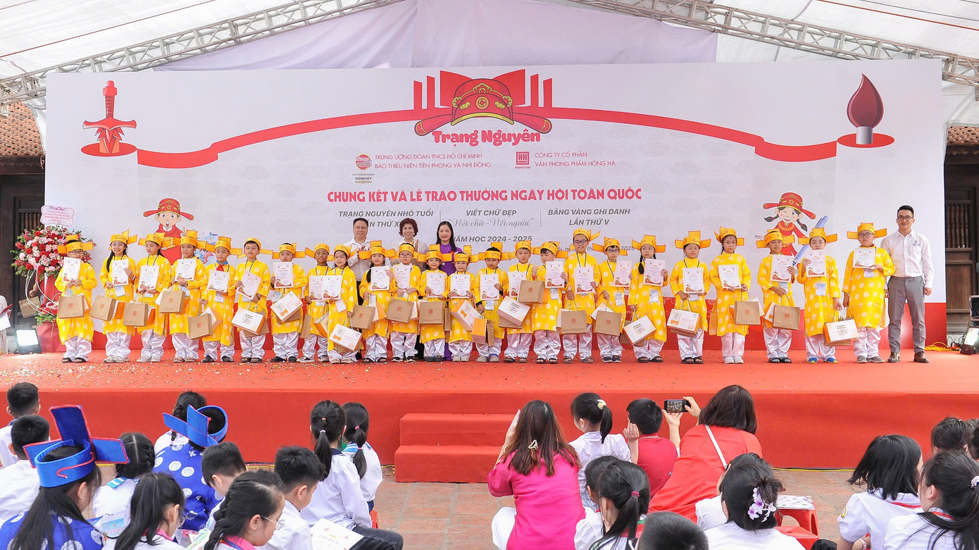 Ở nội dung Trạng nguyên nhỏ tuổi có 12 giải Trạng nguyên, 16 giải Bảng nhãn, 24 giải Thám hoa và 109 giải Hoàng giáp được vinh danh. Trong ảnh: Ban Tổ chức trao danh hiệu Thám hoa ở nội dung Trạng nguyên nhỏ tuổi cho các thí sinh. Năm 2025 cũng là năm đầu tiên Vòng chung kết ngày hội Trạng nguyên nhỏ tuổi toàn quốc lần thứ 23 vui mừng có thêm sự hỗ trợ của thương hiệu IsoWhey Việt Nam – đơn vị phân phối độc quyền sản phẩm dinh dưỡng của tập đoàn Essence tại Australia với vai trò nhà tài trợ đồng hành. Ông Nguyễn Hồng Nhật (ngoài cùng bên phải) - Giám đốc vận hành Công ty CP xuất nhập khẩu và phân phối Asia, cùng các vị đại biểu trao 24 Thám hoa nội dung Trạng nguyên nhỏ tuổi.