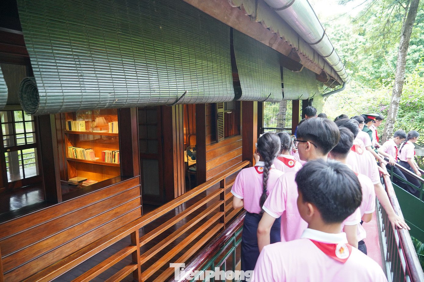 Các em đến từ nhiều vùng miền của Tổ quốc. Với nhiều em, đây là lần đầu tiên đến thăm nơi ở, nơi làm việc của Bác Hồ, được ngắm nhìn Nhà sàn, Ao cá Bác Hồ... mà trước đây đã biết đến qua nhiều trang sách, câu chuyện kể về Người.