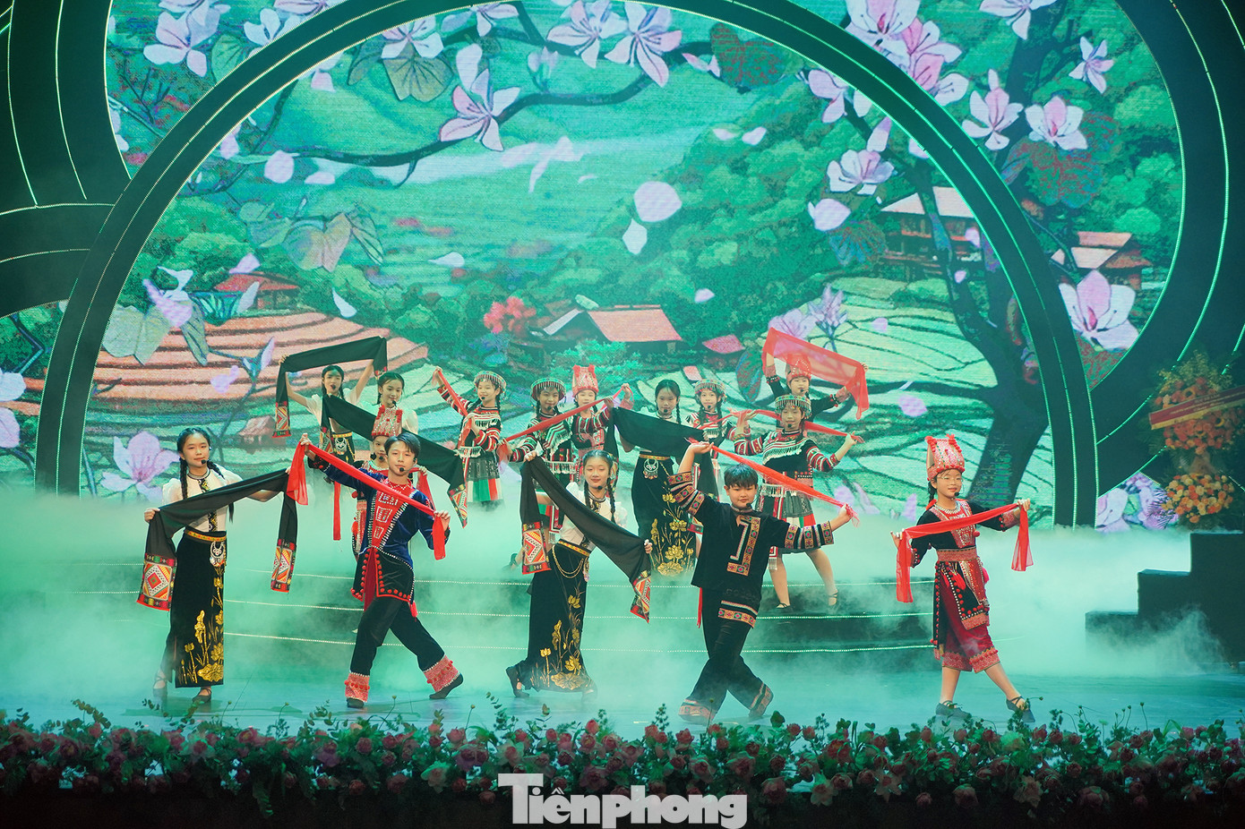 Trong lễ tuyên dương, những giai điệu tha thiết “Ai yêu nhi đồng bằng Bác Hồ Chí Minh/ Ai yêu Bác Hồ Chí Minh hơn thiếu niên nhi đồng” cùng với nhiều lời ca tiếng hát về tình yêu quê hương đất nước, tình yêu Bác Hồ... tiếp tục được các em thiếu nhi, các Cháu ngoan Bác Hồ ca vang. Những giai điệu, lời ca ấy cũng chính là tình cảm, lòng biết ơn sâu sắc của các thế hệ thiếu nhi cả nước dành cho Bác Hồ kính yêu.