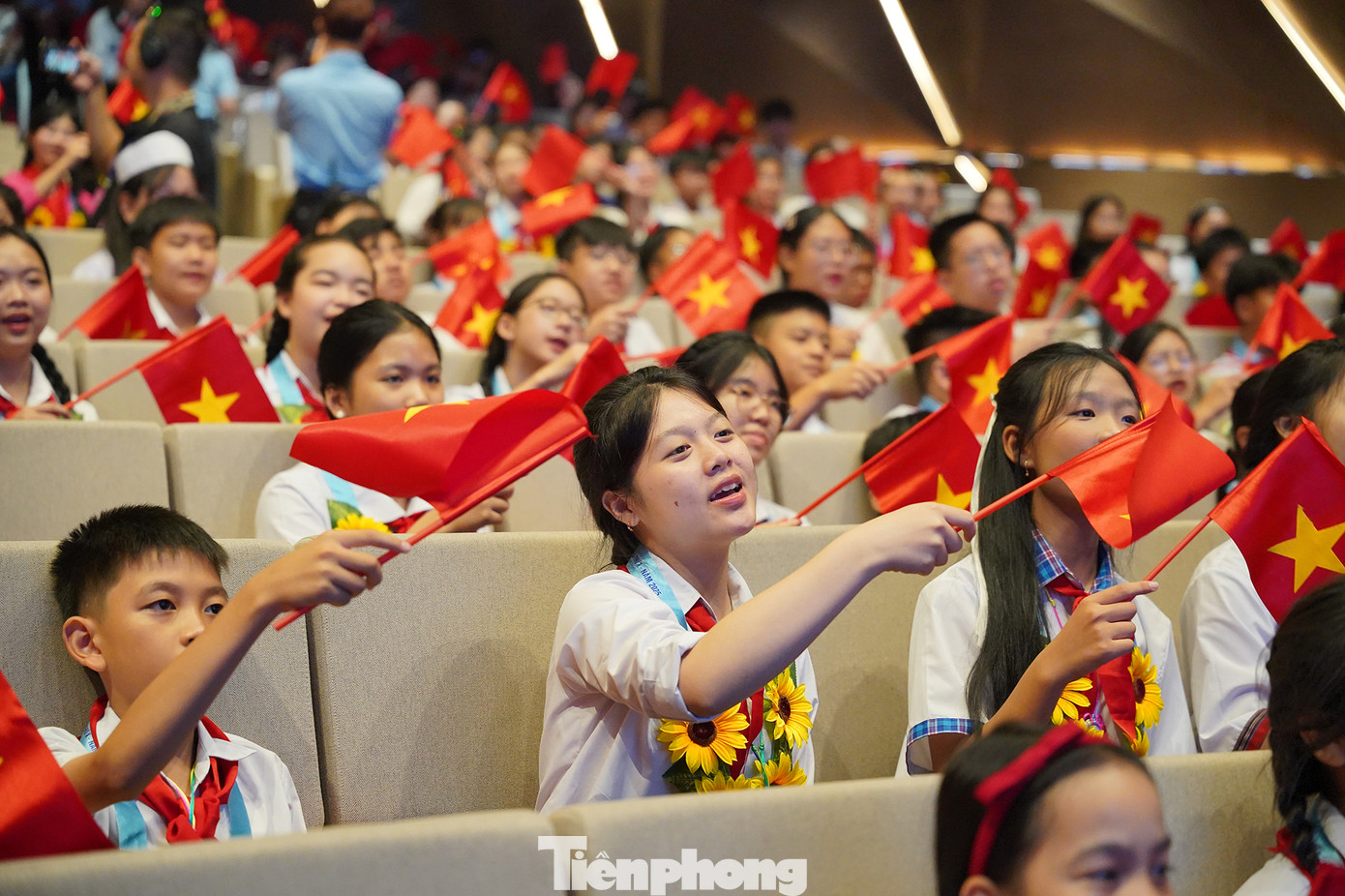 Qua đó, góp phần khơi dậy trong các em khát vọng cống hiến, hun đúc tinh thần trách nhiệm, ý thức tự tu dưỡng, rèn luyện để trở thành những công dân vừa có “đức” vừa có “tài” ngay từ khi ngồi trên ghế nhà trường.