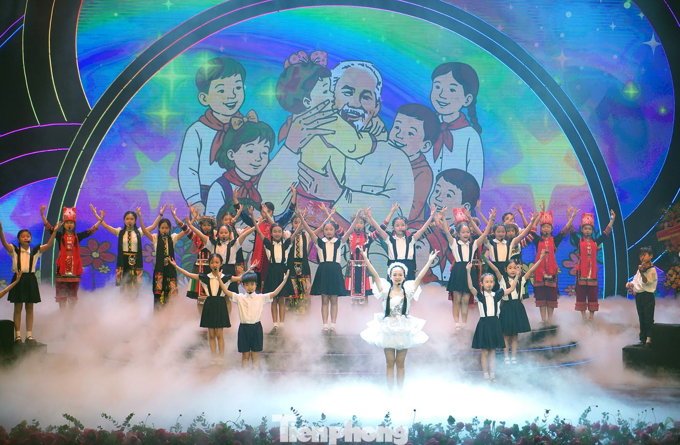 Trong lễ tuyên dương, những giai điệu tha thiết “Ai yêu nhi đồng bằng Bác Hồ Chí Minh/ Ai yêu Bác Hồ Chí Minh hơn thiếu niên nhi đồng” cùng với nhiều lời ca tiếng hát về tình yêu quê hương đất nước, tình yêu Bác Hồ... tiếp tục được các em thiếu nhi, các Cháu ngoan Bác Hồ ca vang. Những giai điệu, lời ca ấy cũng chính là tình cảm, lòng biết ơn sâu sắc của các thế hệ thiếu nhi cả nước dành cho Bác Hồ kính yêu.