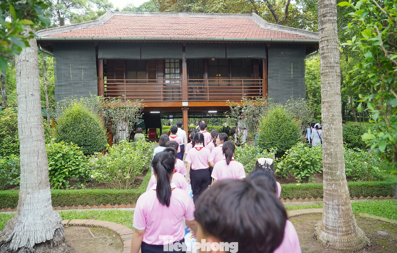 Các em đến từ nhiều vùng miền của Tổ quốc. Với nhiều em, đây là lần đầu tiên đến thăm nơi ở, nơi làm việc của Bác Hồ, được ngắm nhìn Nhà sàn, Ao cá Bác Hồ... mà trước đây đã biết đến qua nhiều trang sách, câu chuyện kể về Người.