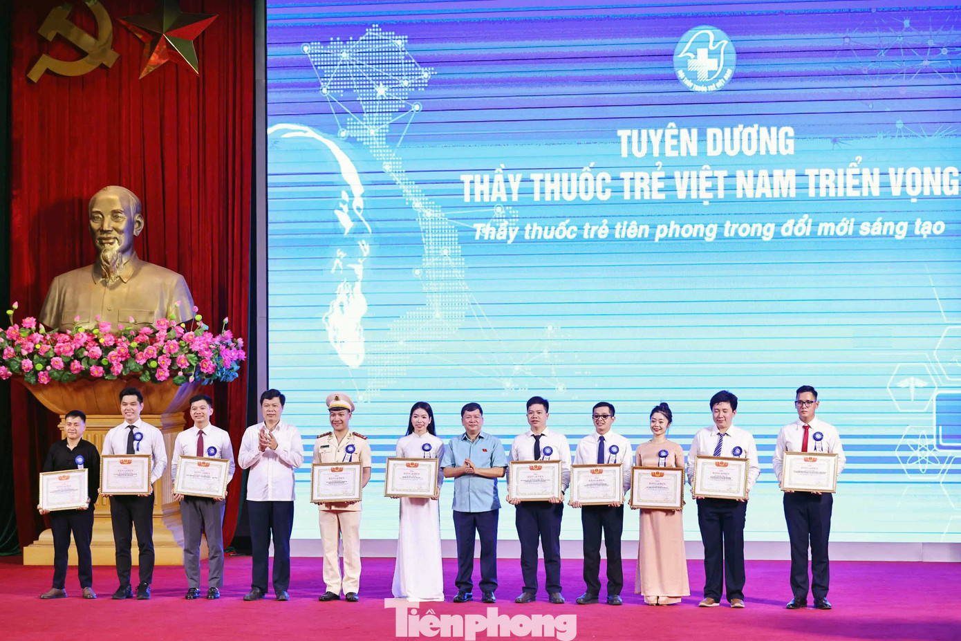 Phó Chủ nhiệm Ủy ban Văn hóa - Giáo dục của Quốc hội Tạ Văn Hạ và Phó Bí thư thường trực Tỉnh ủy, Chủ tịch HĐND tỉnh Hưng Yên Trần Quốc Toản trao khen thưởng 10 Thầy thuốc trẻ Việt Nam triển vọng. Các thầy thuốc trẻ Việt Nam triển vọng được nhận Bằng khen của Ủy ban T.Ư Hội LHTN Việt Nam.