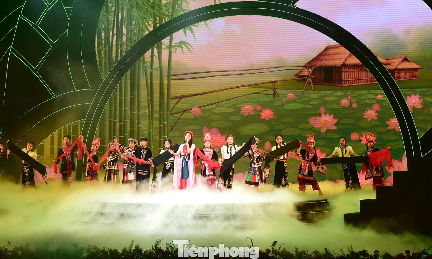 Tiết mục văn nghệ mở màn Lễ tuyên dương Cháu ngoan Bác Hồ toàn quốc lần thứ X năm 2025. Ảnh: Xuân Tùng