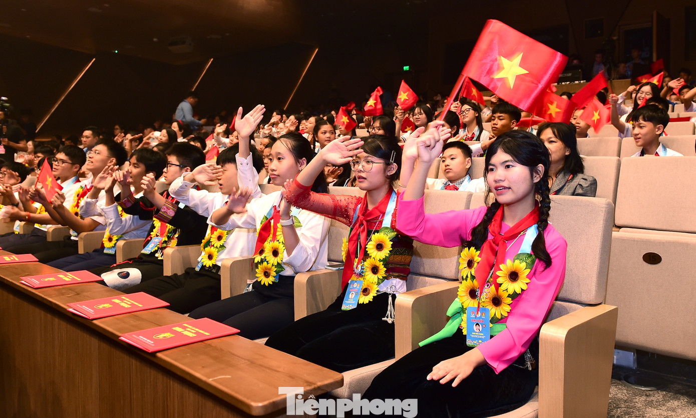 Qua đó, góp phần khơi dậy trong các em khát vọng cống hiến, hun đúc tinh thần trách nhiệm, ý thức tự tu dưỡng, rèn luyện để trở thành những công dân vừa có “đức” vừa có “tài” ngay từ khi ngồi trên ghế nhà trường.
