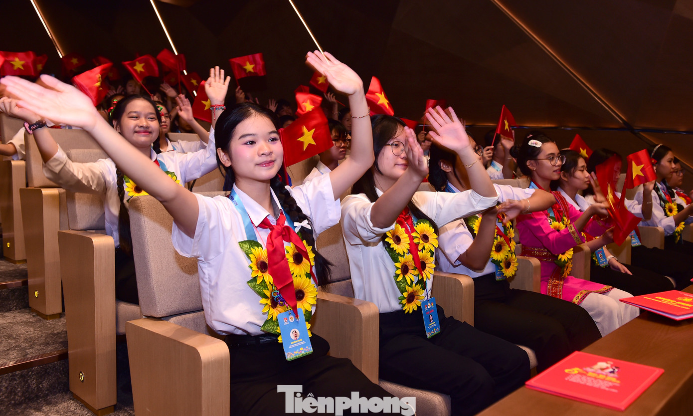 Qua đó, góp phần khơi dậy trong các em khát vọng cống hiến, hun đúc tinh thần trách nhiệm, ý thức tự tu dưỡng, rèn luyện để trở thành những công dân vừa có “đức” vừa có “tài” ngay từ khi ngồi trên ghế nhà trường.