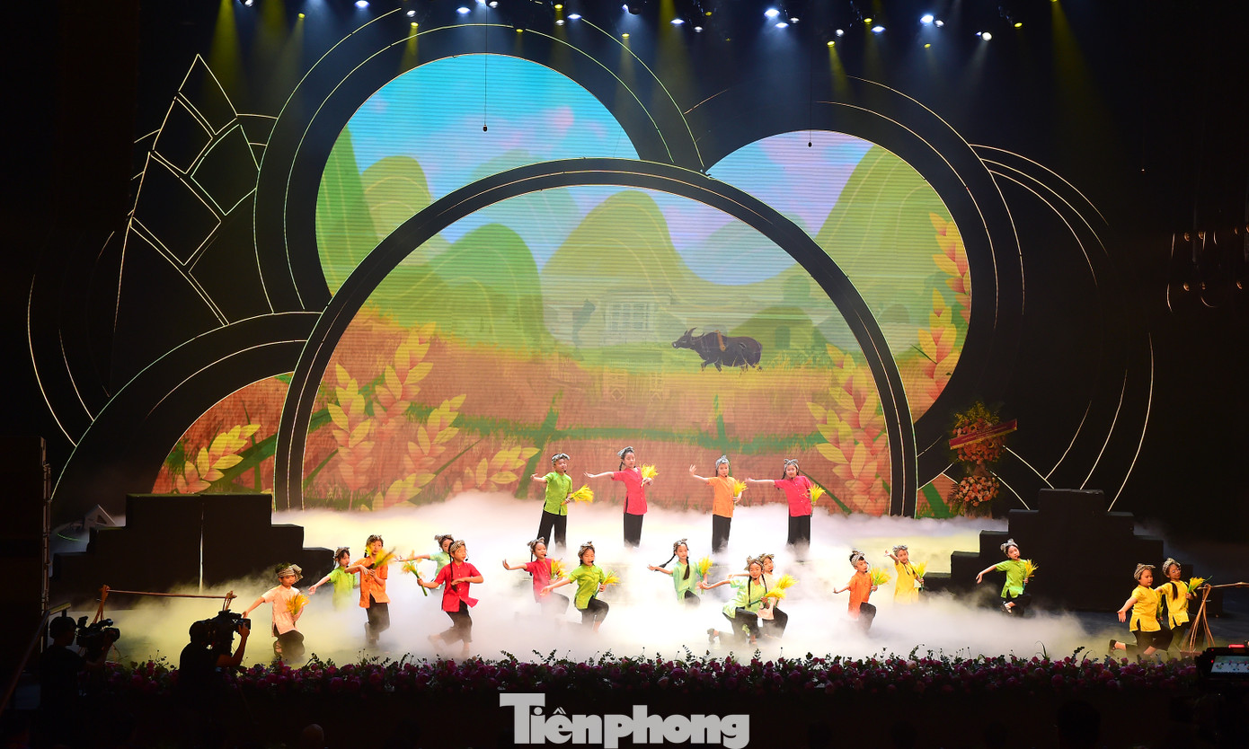 Tiết mục văn nghệ mở màn Lễ tuyên dương Cháu ngoan Bác Hồ toàn quốc lần thứ X năm 2025. Ảnh: Xuân Tùng