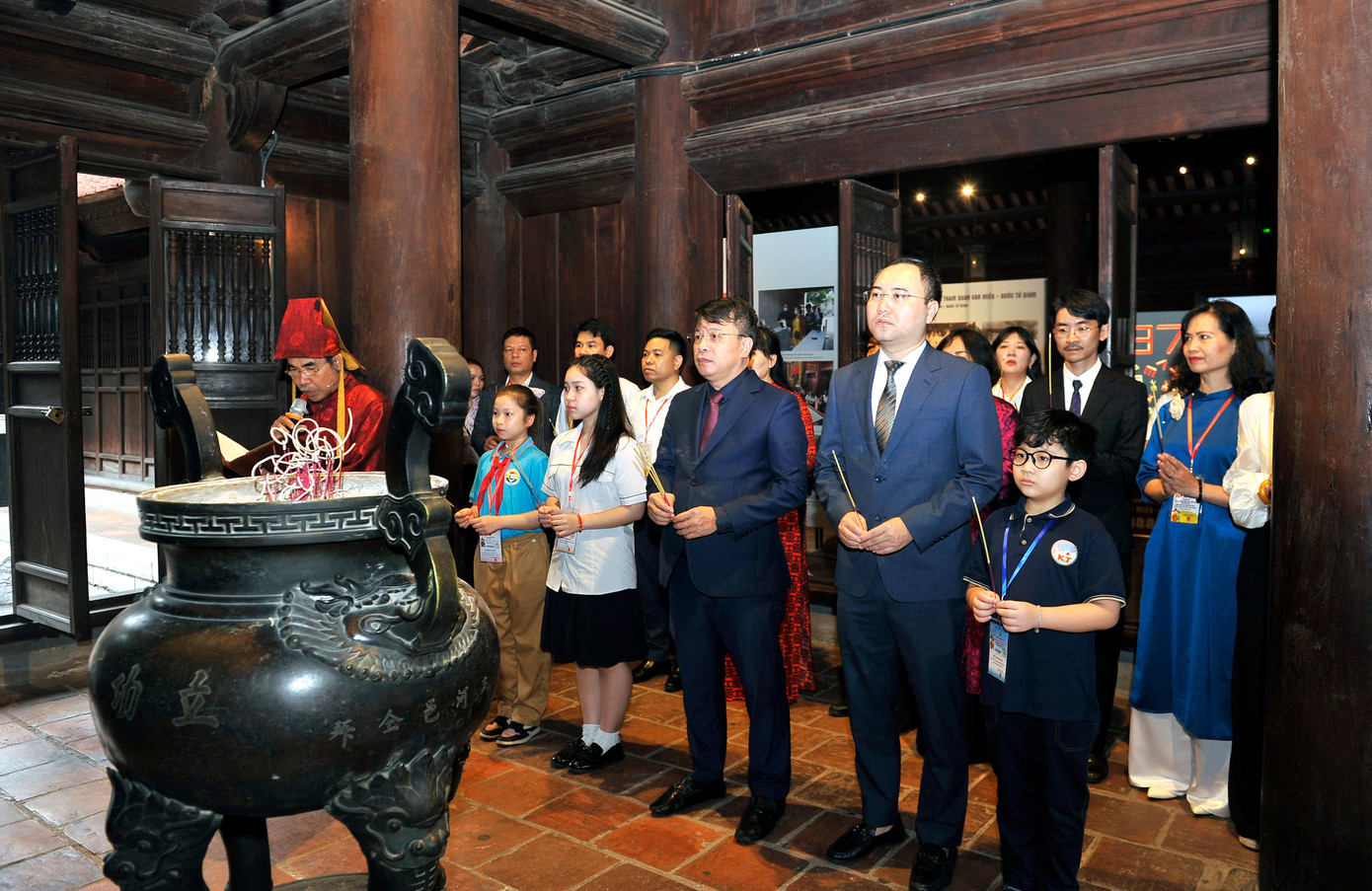 Ban Tổ chức và đại diện thí sinh thực hiện nghi thức dâng hương tại sân Bái Đường, Văn Miếu – Quốc Tử Giám trong ngày hội.