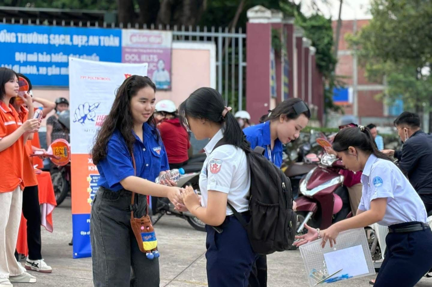 Các tình nguyện viên ở Thủ Dầu Một (Bình Dương) tiếp sức thí sinh tham dự kỳ thi tuyển sinh lớp 10 năm học 2025 - 2026. Ảnh: TĐBD