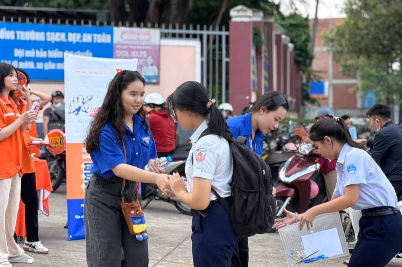 Các tình nguyện viên ở Thủ Dầu Một (Bình Dương) tiếp sức thí sinh tham dự kỳ thi tuyển sinh lớp 10 năm học 2025 - 2026. Ảnh: TĐBD