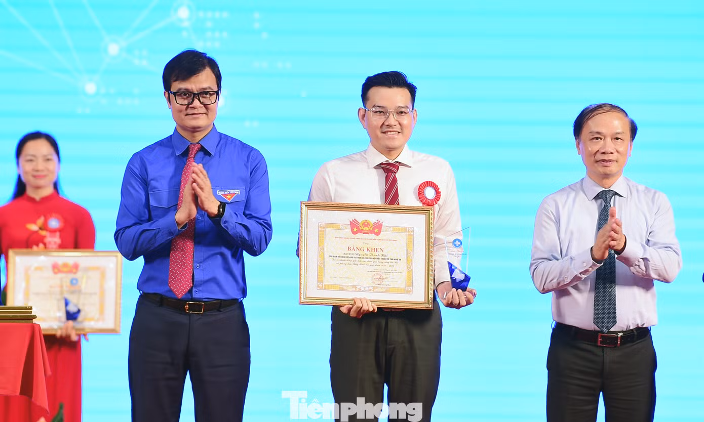 Phó Trưởng Ban Tuyên giáo và Dân vận Trung ương Phạm Tất Thắng và Bí thư thứ nhất T.Ư Đoàn Bùi Quang Huy trao tặng Bằng khen của Ban Chấp hành T.Ư Đoàn cho 10 Thầy thuốc trẻ Việt Nam tiêu biểu. Ảnh: Xuân Tùng