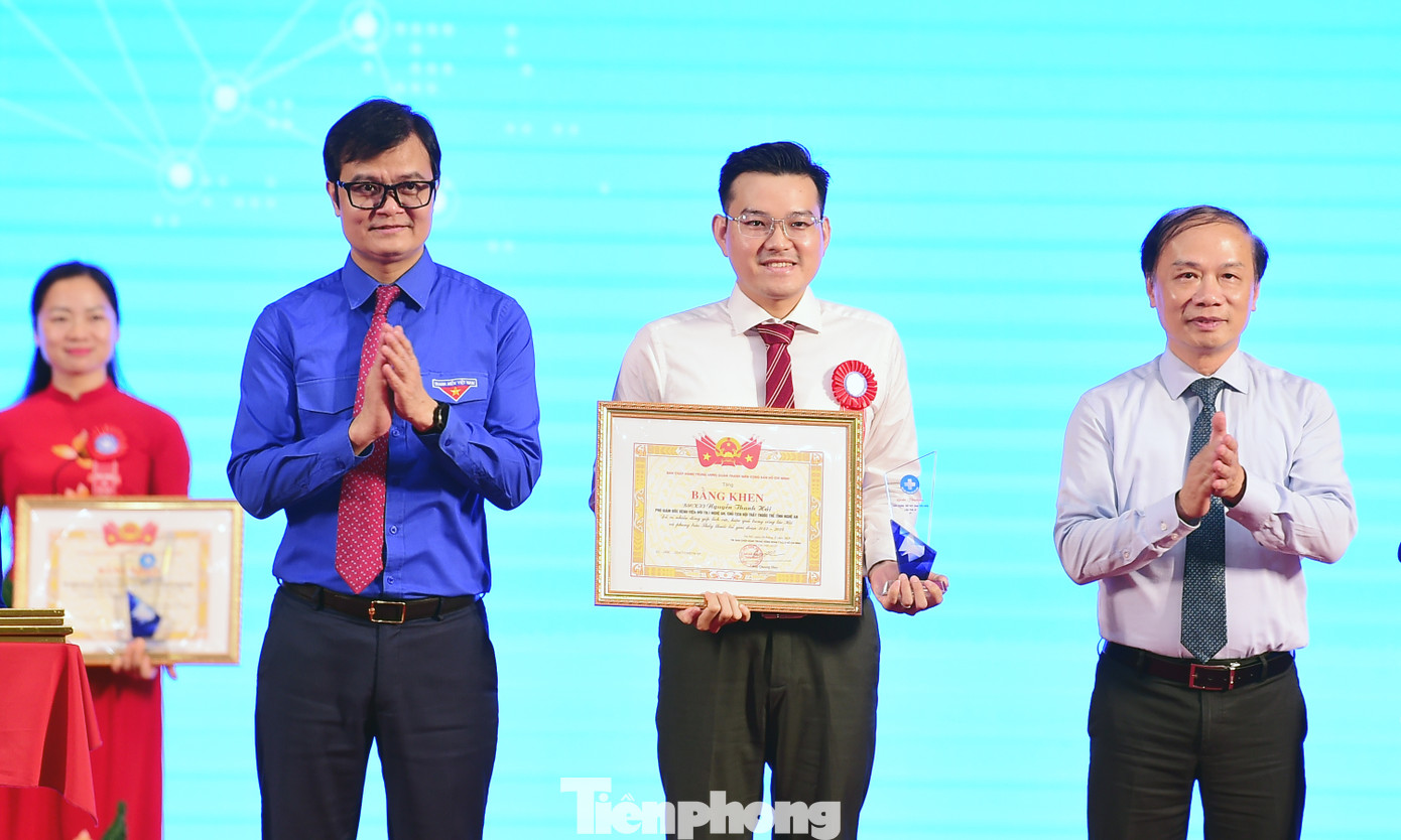 Phó Trưởng Ban Tuyên giáo và Dân vận Trung ương Phạm Tất Thắng và Bí thư thứ nhất T.Ư Đoàn Bùi Quang Huy trao tặng Bằng khen của Ban Chấp hành T.Ư Đoàn cho 10 Thầy thuốc trẻ Việt Nam tiêu biểu. Ảnh: Xuân Tùng Phó Trưởng Ban Tuyên giáo và Dân vận Trung ương Phạm Tất Thắng và Bí thư thứ nhất T.Ư Đoàn Bùi Quang Huy trao tặng Bằng khen của Ban Chấp hành T.Ư Đoàn cho 10 Thầy thuốc trẻ Việt Nam tiêu biểu. Ảnh: Xuân Tùng
