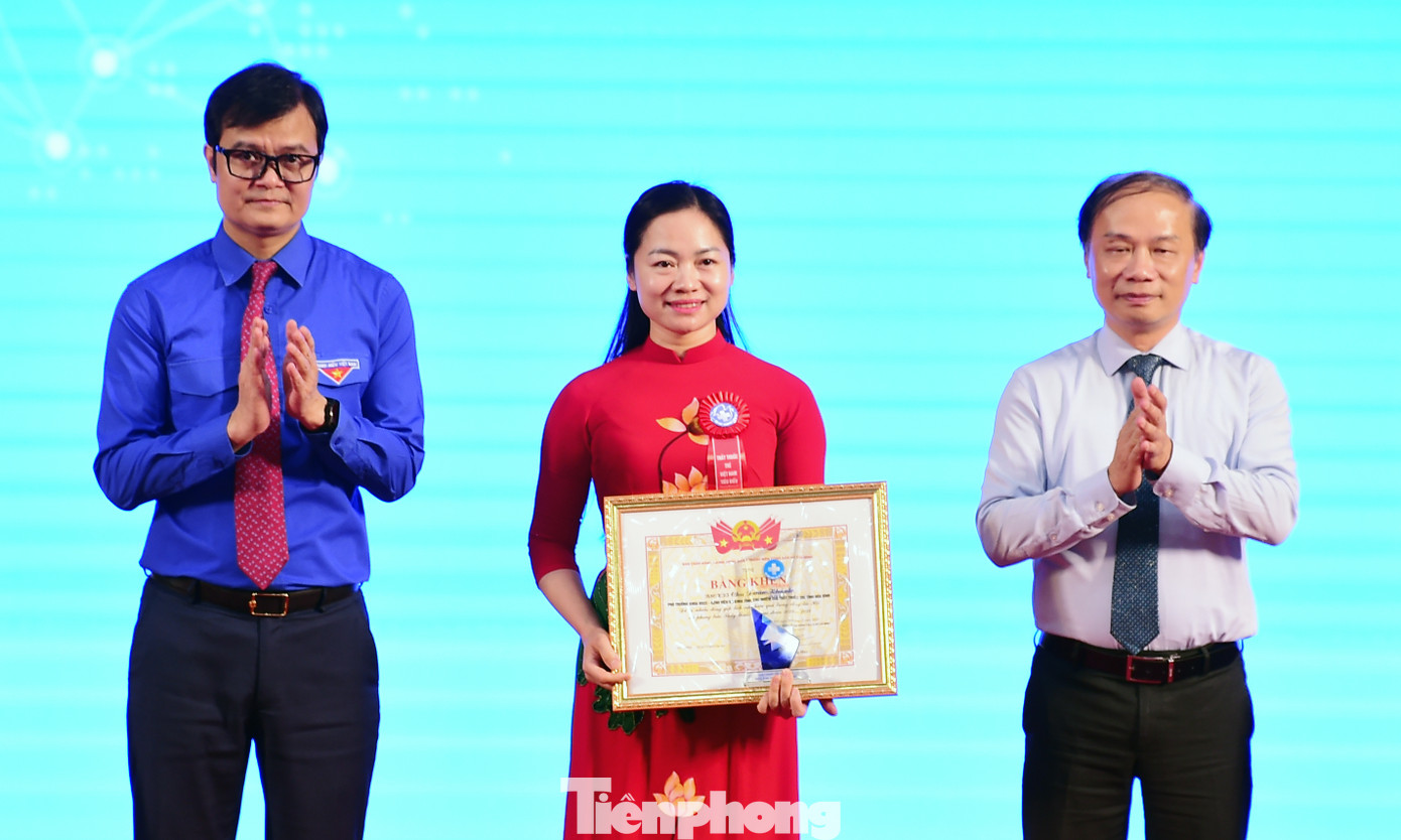 Phó Trưởng Ban Tuyên giáo và Dân vận Trung ương Phạm Tất Thắng và Bí thư thứ nhất T.Ư Đoàn Bùi Quang Huy trao tặng Bằng khen của Ban Chấp hành T.Ư Đoàn cho 10 Thầy thuốc trẻ Việt Nam tiêu biểu. Ảnh: Xuân Tùng Phó Trưởng Ban Tuyên giáo và Dân vận Trung ương Phạm Tất Thắng và Bí thư thứ nhất T.Ư Đoàn Bùi Quang Huy trao tặng Bằng khen của Ban Chấp hành T.Ư Đoàn cho 10 Thầy thuốc trẻ Việt Nam tiêu biểu. Ảnh: Xuân Tùng