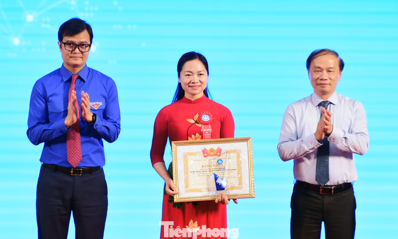 Phó Trưởng Ban Tuyên giáo và Dân vận Trung ương Phạm Tất Thắng và Bí thư thứ nhất T.Ư Đoàn Bùi Quang Huy trao tặng Bằng khen của Ban Chấp hành T.Ư Đoàn cho 10 Thầy thuốc trẻ Việt Nam tiêu biểu. Ảnh: Xuân Tùng