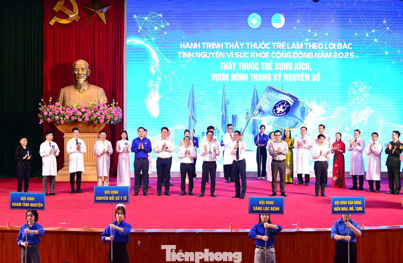 Anh Nguyễn Tường Lâm - Bí thư T.Ư Đoàn, Chủ tịch Hội LHTN Việt Nam trao cờ cho Ban Chỉ huy hành trình tại lễ ra quân. Ảnh: Xuân Tùng Anh Nguyễn Tường Lâm - Bí thư T.Ư Đoàn, Chủ tịch Hội LHTN Việt Nam trao cờ cho Ban Chỉ huy hành trình tại lễ ra quân. Ảnh: Xuân Tùng