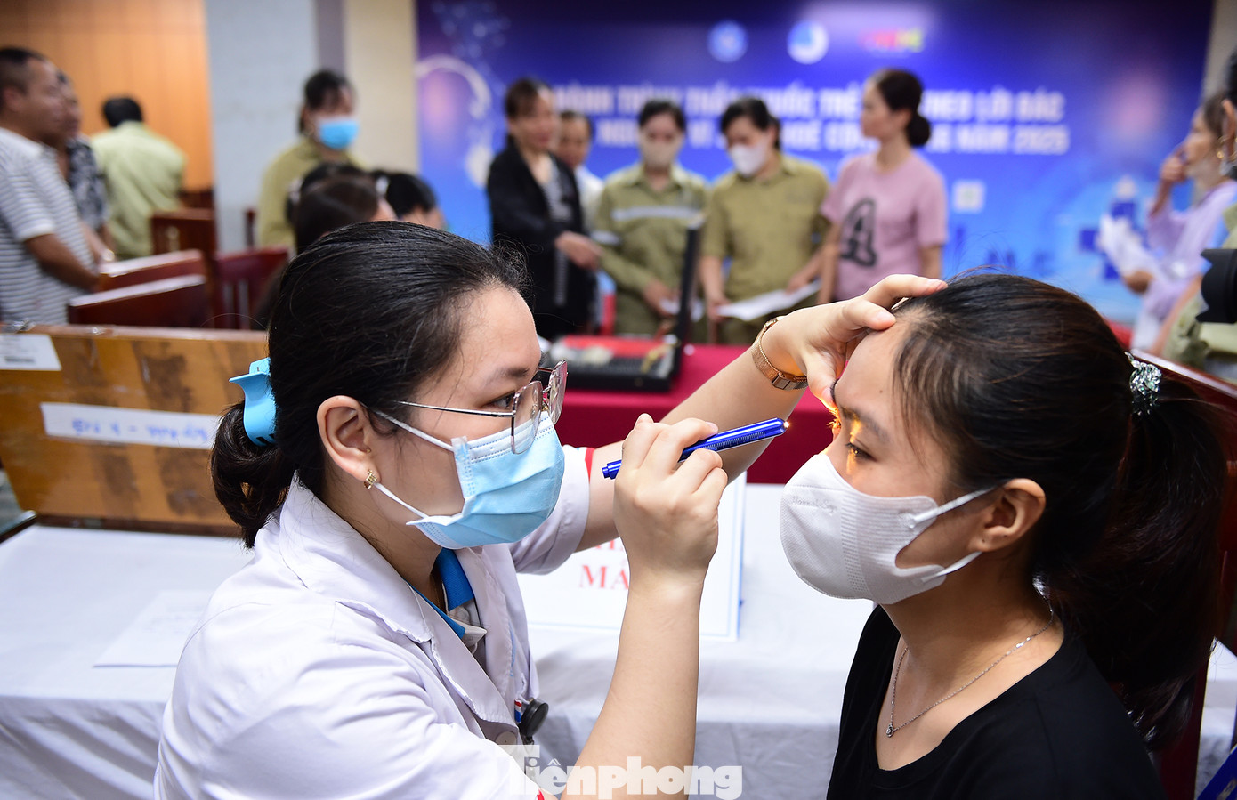 Đông đảo người dân tại Hưng Yên được khám sàng lọc, tư vấn chăm sóc sức khoẻ tại chương trình. Ảnh: Xuân Tùng Đông đảo người dân tại Hưng Yên được khám sàng lọc, tư vấn chăm sóc sức khoẻ tại chương trình. Ảnh: Xuân Tùng