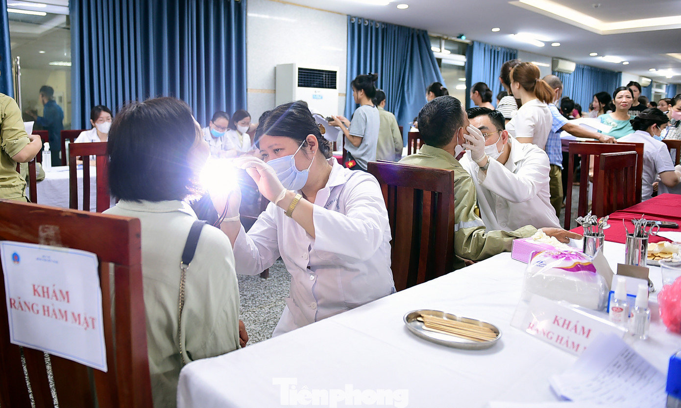 Đông đảo người dân tại Hưng Yên được khám sàng lọc, tư vấn chăm sóc sức khoẻ tại chương trình. Ảnh: Xuân Tùng Đông đảo người dân tại Hưng Yên được khám sàng lọc, tư vấn chăm sóc sức khoẻ tại chương trình. Ảnh: Xuân Tùng