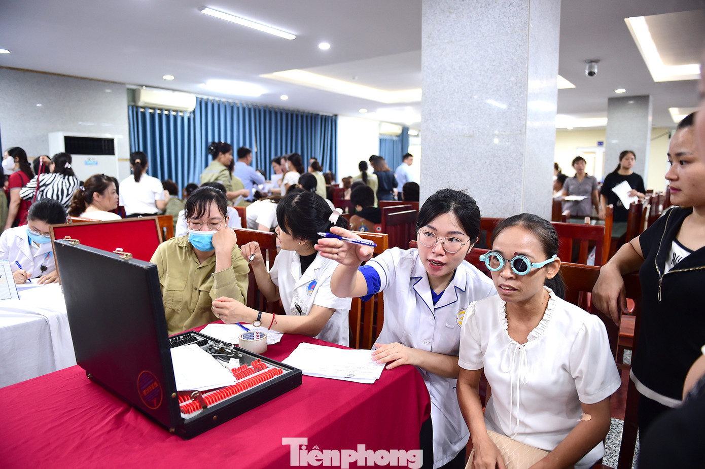 Đông đảo người dân tại Hưng Yên được khám sàng lọc, tư vấn chăm sóc sức khoẻ tại chương trình. Ảnh: Xuân Tùng Đông đảo người dân tại Hưng Yên được khám sàng lọc, tư vấn chăm sóc sức khoẻ tại chương trình. Ảnh: Xuân Tùng