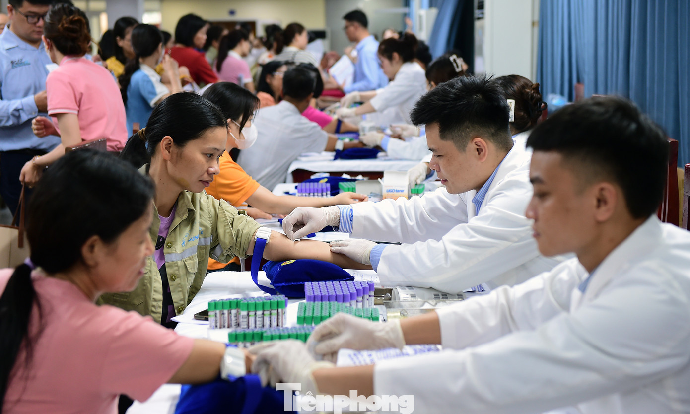 Các thầy thuốc trẻ lấy mẫu máu thực hiện xét nghiệm, khám sàng lọc sức khoẻ cho người dân. Ảnh: Xuân Tùng Các thầy thuốc trẻ lấy mẫu máu thực hiện xét nghiệm, khám sàng lọc sức khoẻ cho người dân. Ảnh: Xuân Tùng