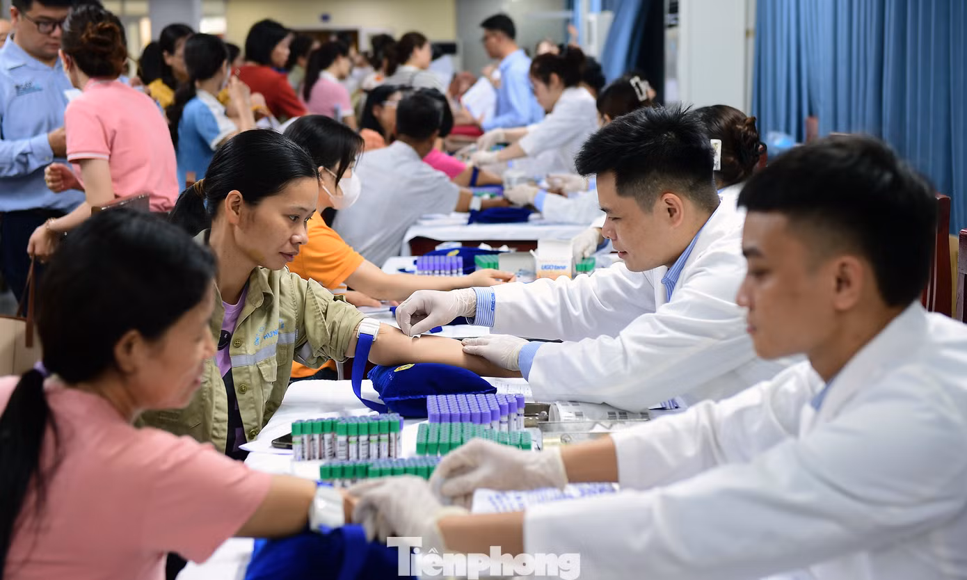 Các thầy thuốc trẻ lấy mẫu máu thực hiện xét nghiệm, khám sàng lọc sức khoẻ cho người dân. Ảnh: Xuân Tùng