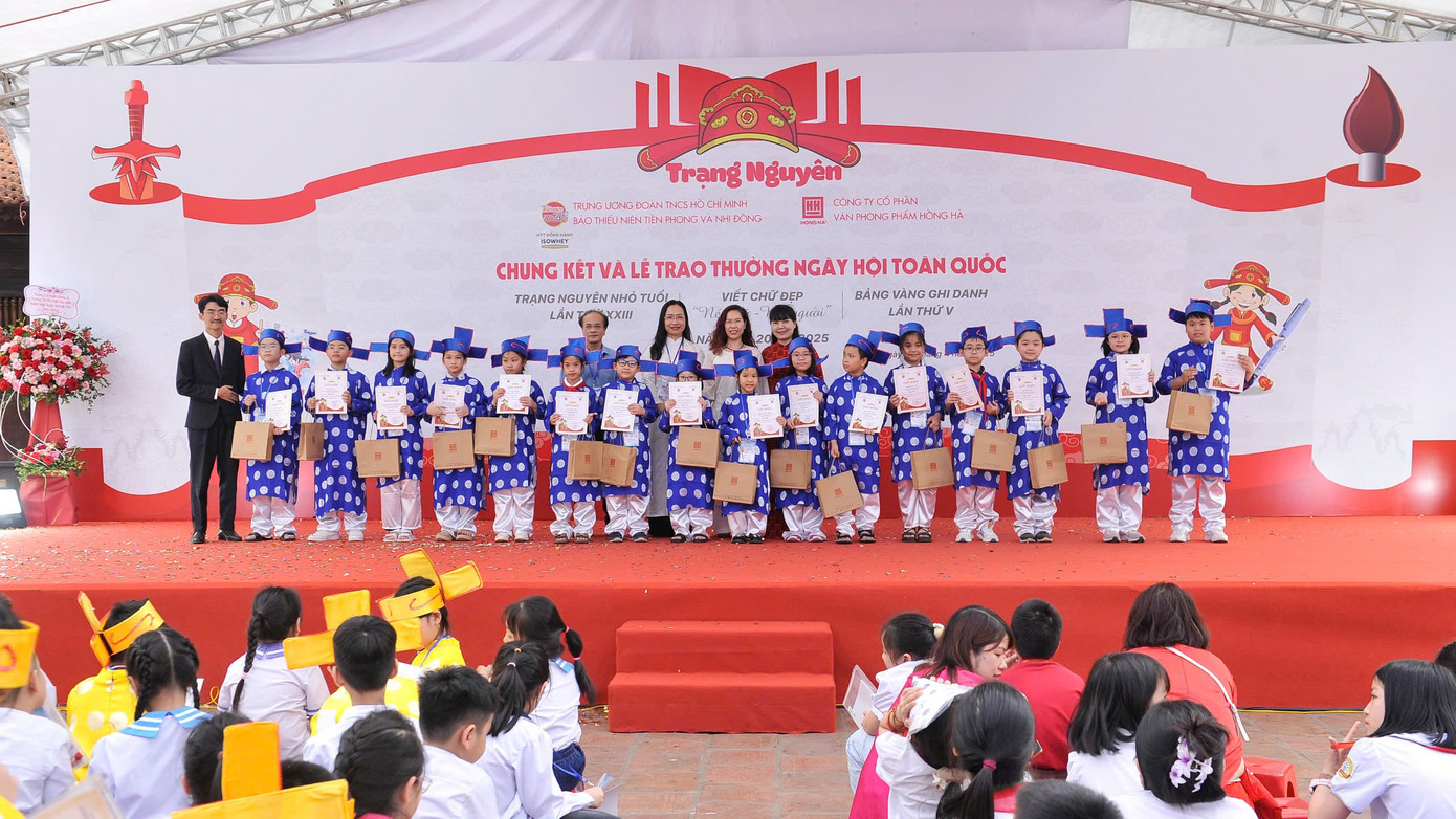 Ban Tổ chức trao danh hiệu Bảng nhãn ở nội dung Trạng nguyên nhỏ tuổi cho các thí sinh.