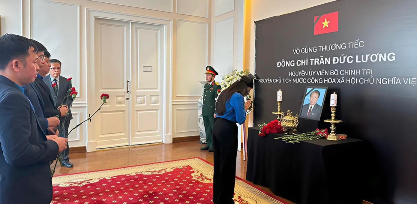 Đoàn công tác T.Ư Đoàn viếng nguyên Chủ tịch nước Trần Đức Lương tại Đại sứ quán Việt Nam ở LB Nga. Ảnh: T.Ư Đoàn Đoàn công tác T.Ư Đoàn viếng nguyên Chủ tịch nước Trần Đức Lương tại Đại sứ quán Việt Nam ở LB Nga. Ảnh: T.Ư Đoàn