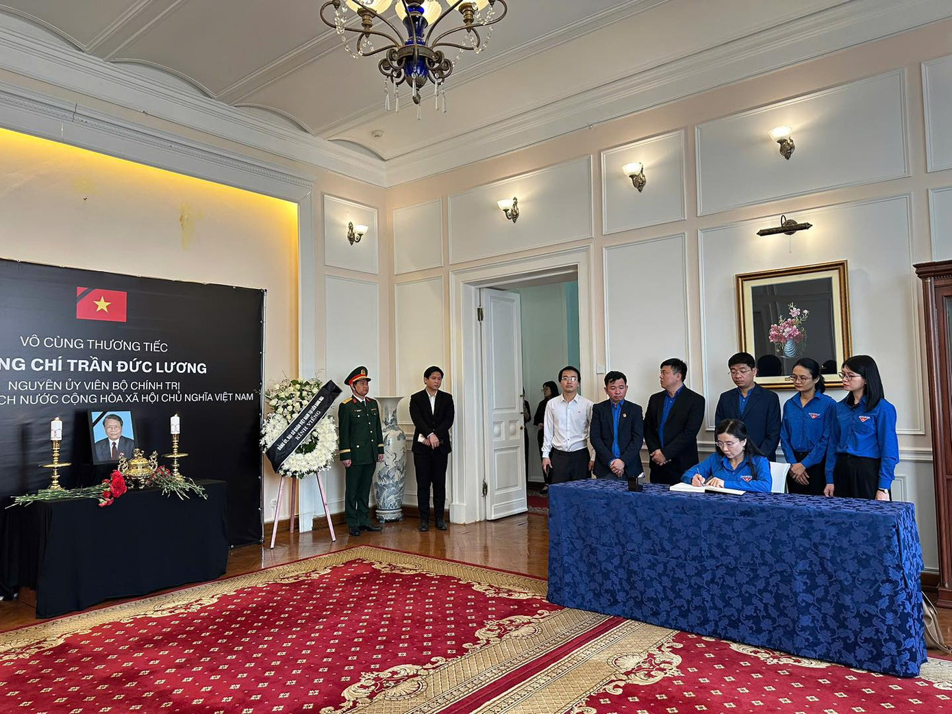 Chị Nguyễn Phạm Duy Trang viết sổ tưởng nhớ nguyên Chủ tịch nước Trần Đức Lương. Chị Nguyễn Phạm Duy Trang viết sổ tưởng nhớ nguyên Chủ tịch nước Trần Đức Lương.