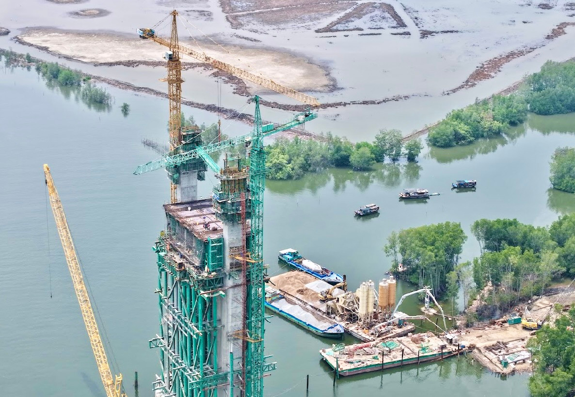 Cầu Phước An có trụ chính thông thuyền lên đến 55m, được thiết kế theo kết cấu dây văng, sử dụng thép chịu lực tạo sự vững chắc. Đến thời điểm này đang cùng với cầu Bình Khánh - Phước Khánh trên cao tốc Bến Lức - Long Thành có tĩnh không thông thuyền cao nhất nước. Cho phép tàu có trọng tải lên đến 30.000 tấn lưu thông mà không gặp trở ngại, khó khăn gì.