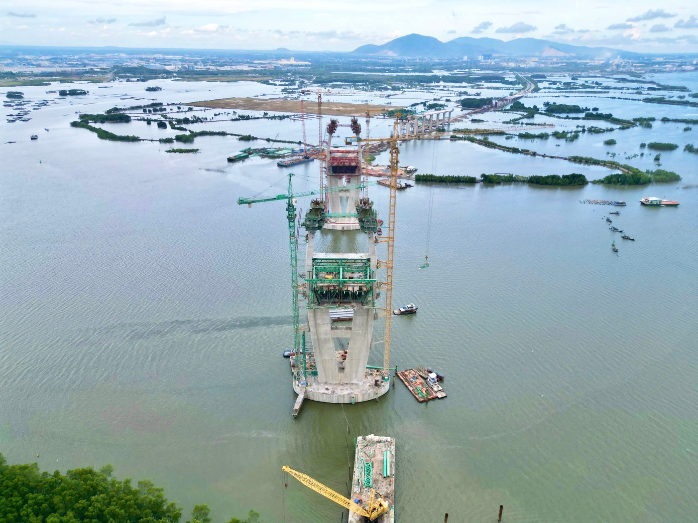 Theo ghi nhận, đến cuối tháng 5 cầu Phước An có nhịp chính dài nhất Đông Nam Á đang dần thành hình sau gần 2 năm khởi công. Trên công trường, những trụ cầu cao sừng sững đã vươn mình vững chãi giữa dòng Thị Vải nối đôi bờ Đồng Nai và Bà Rịa - Vũng Tàu.