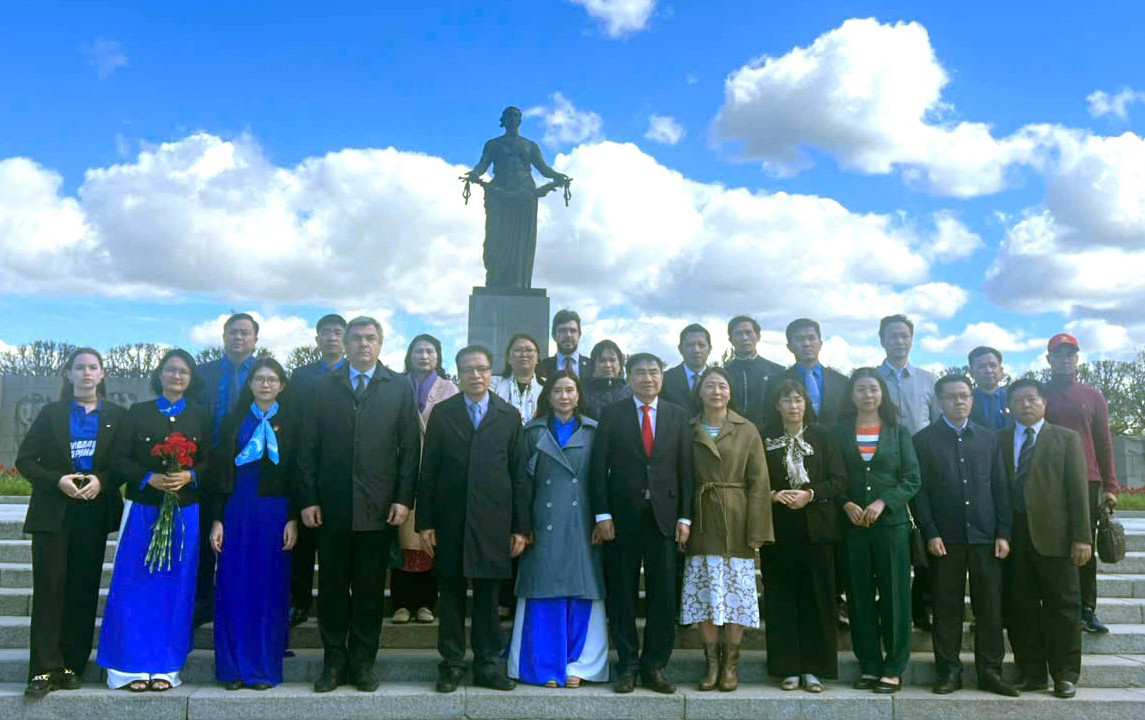 Đoàn công tác T.Ư Đoàn thăm, dâng hoa tại Khu tưởng niệm - nghĩa trang Piskaryovskoye. Ảnh: T.Ư Đoàn