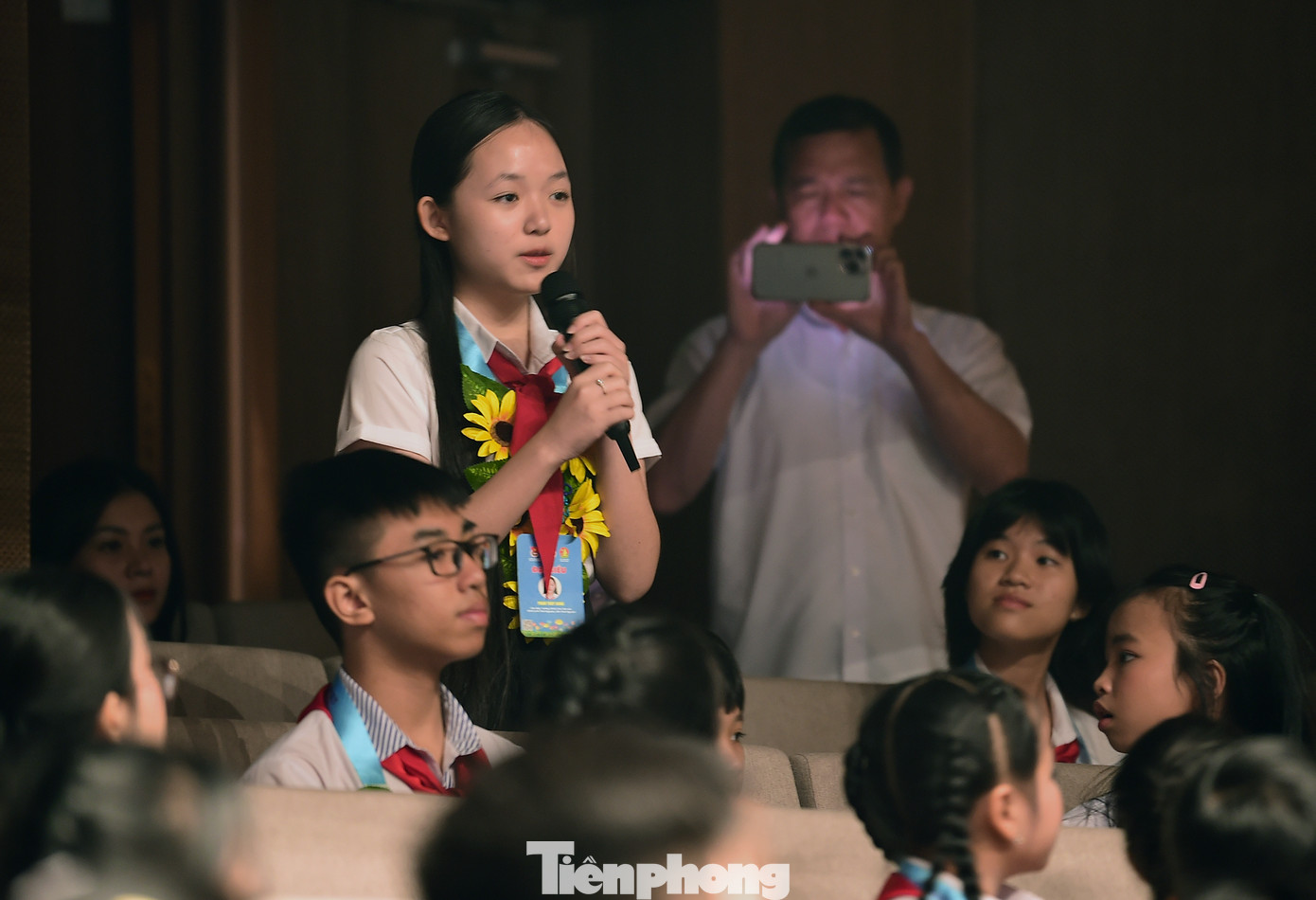 Các đại biểu thiếu nhi đặt câu hỏi cho khách mời tại chương trình. Các đại biểu thiếu nhi đặt câu hỏi cho khách mời tại chương trình.