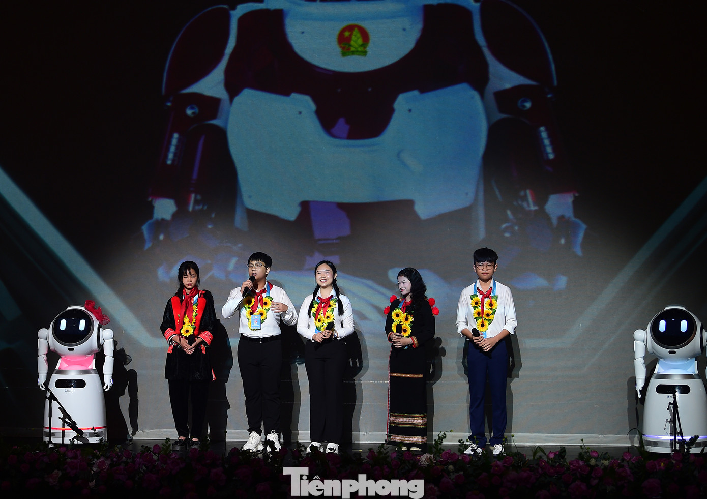 Hai "đại biểu" robot giao lưu với các đại biểu Cháu ngoan Bác Hồ. Hai "đại biểu" robot giao lưu với các đại biểu Cháu ngoan Bác Hồ.