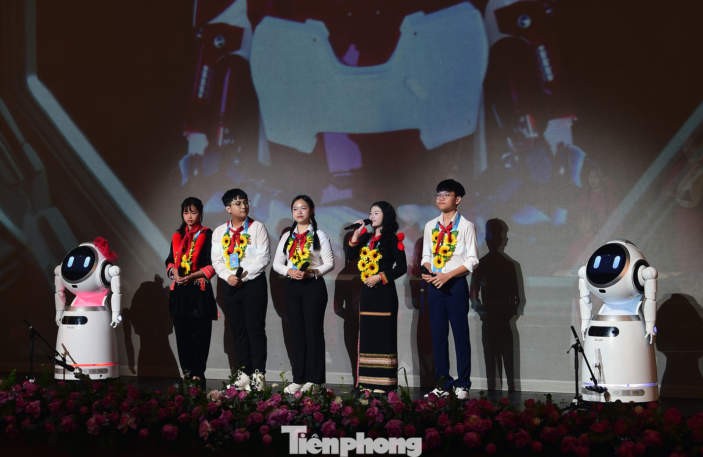 Hai "đại biểu" robot giao lưu với các đại biểu Cháu ngoan Bác Hồ. Hai "đại biểu" robot giao lưu với các đại biểu Cháu ngoan Bác Hồ.