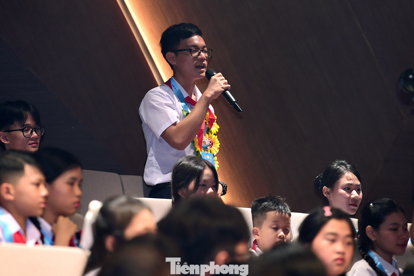 Các đại biểu thiếu nhi đặt câu hỏi cho khách mời tại chương trình. Các đại biểu thiếu nhi đặt câu hỏi cho khách mời tại chương trình.