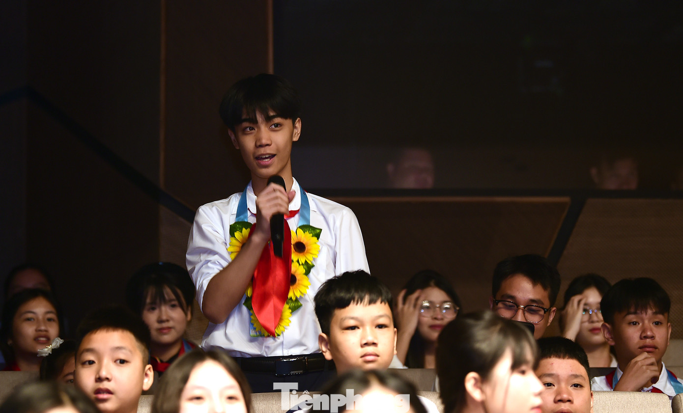 Các đại biểu thiếu nhi đặt câu hỏi cho khách mời tại chương trình. Các đại biểu thiếu nhi đặt câu hỏi cho khách mời tại chương trình.