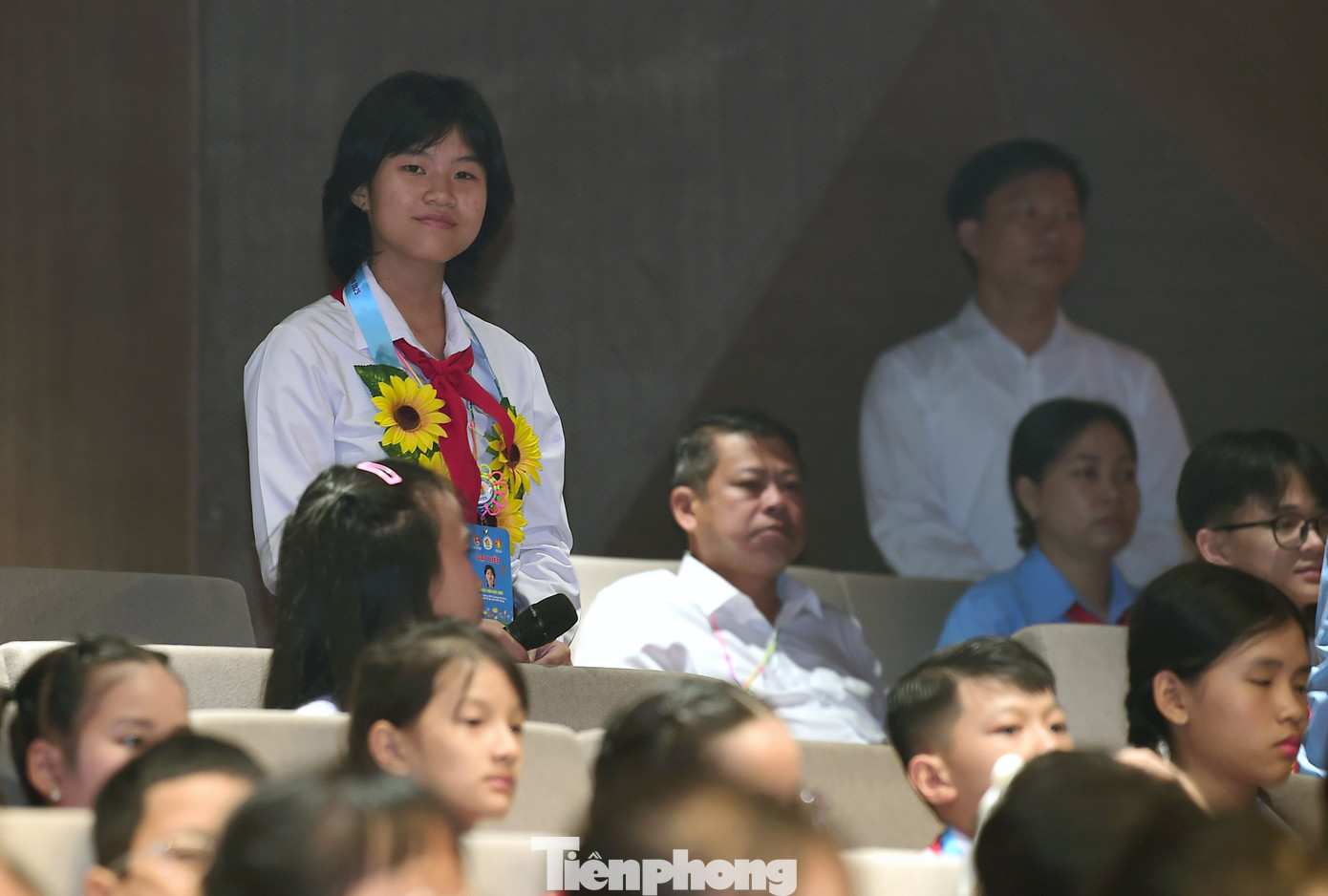 Các đại biểu thiếu nhi đặt câu hỏi cho khách mời tại chương trình. Các đại biểu thiếu nhi đặt câu hỏi cho khách mời tại chương trình.